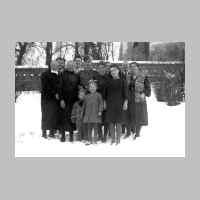 022-0547 Im Garten bei Peterson neben der Kirchhofsmauer im Winter 1943-44. Im Bild Schwester Auguste Ratzio sowie die Familie Peterson..jpg